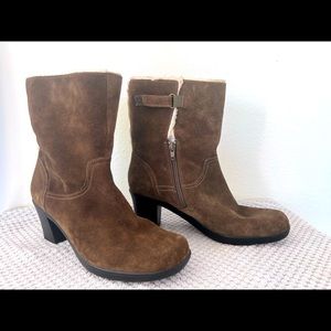 CLARKS Bendables Booties. Olive Green Suede. Faux Fur lining. Good Condition!